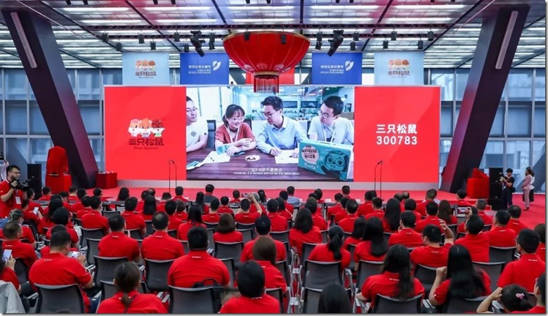 三只松鼠创始人章燎原：曾靠摆地摊谋生，创业失败27次，如今身价百亿  企业家人生心得：「选择比能力重要，态度比能力重要。」年轻人最大的问题就是懂得太多了，成功是坚持在大方向的基础上，十年只做一件事情，是积累倍增的